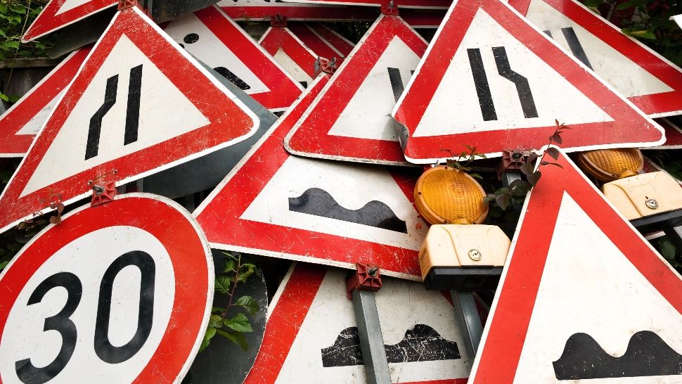 Un nou semn de circulație apare în România. Ce sunt cele 2 săgeți de siguranță și care este obligația șoferilor - FOTO