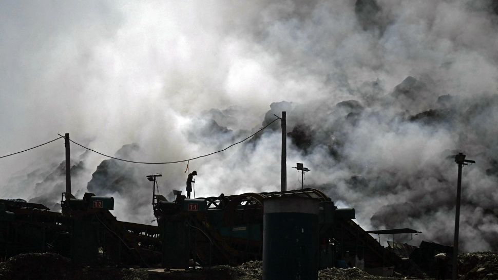 Arde cea mai mare gropă de gunoi din lume. Apocalipsa urât mirositoare!