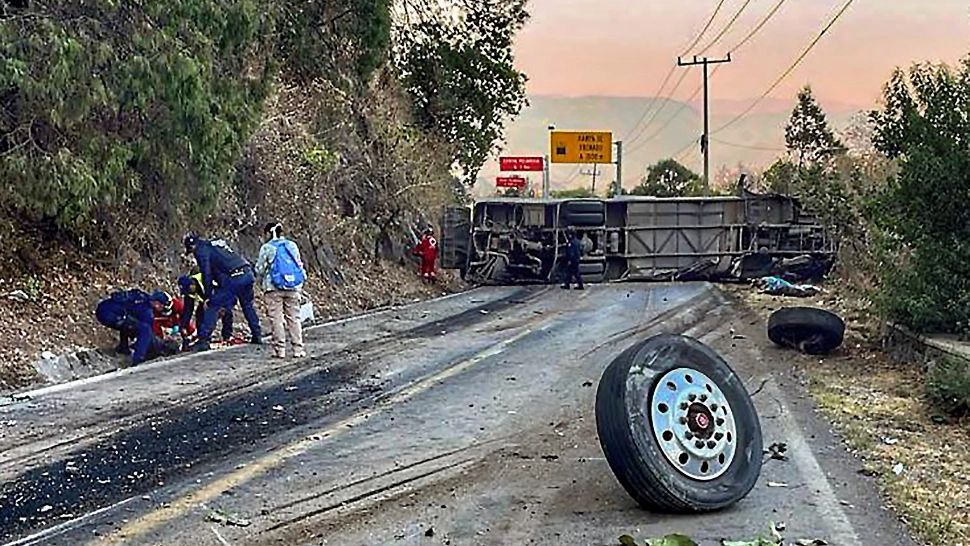 Accident grav. Un autobuz plin cu pasageri s-a răsturnat: cel puțin 14 morți, zeci de răniți. Șoferul a fugit 
