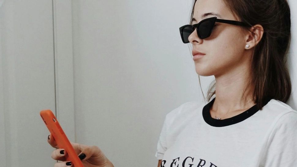 Topuri de bază în garderoba doamnelor – Din ce tricouri puteți alege?