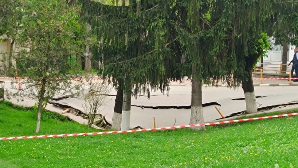 Imagini apocaliptice în Slănic Prahova: orașul scobit de mina de sare se surpă. Primar: "Nimeni nu știe ce e pe dedesubt!" - VIDEO