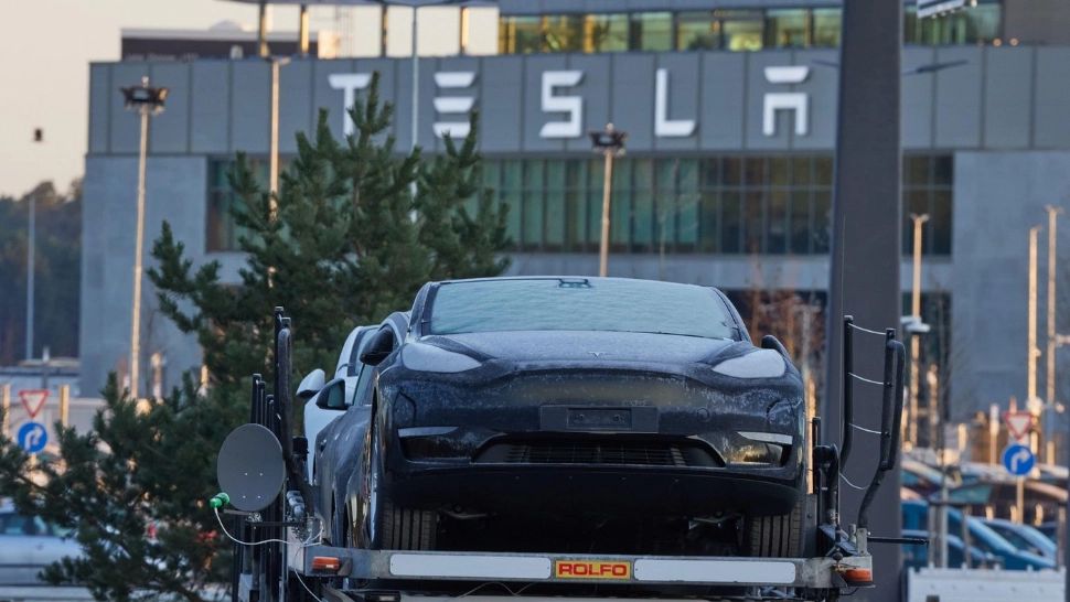 Probleme la Tesla. Mașinile, în pericol să accelereze singure. Compania a demarat o operațiune de rechemare în service VIDEO