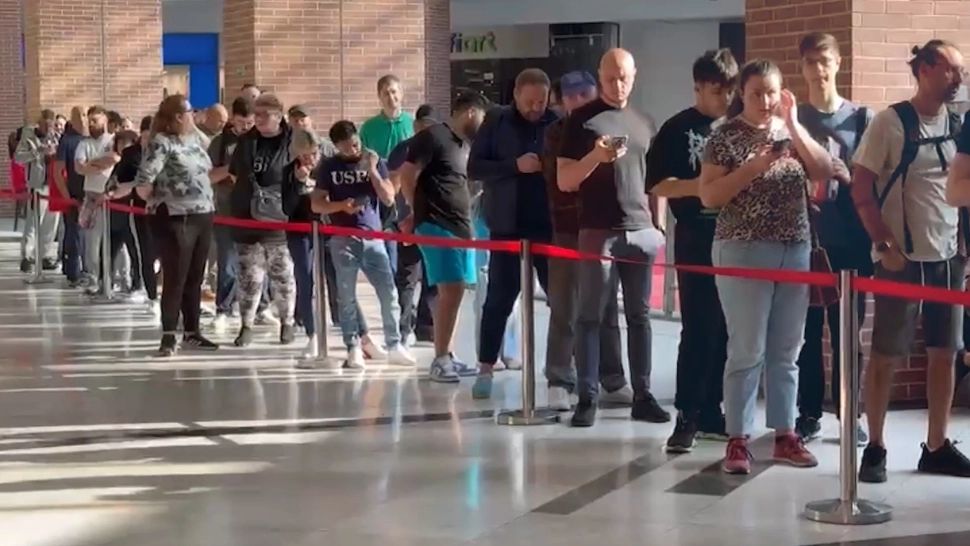 Imaginile umilinței: Coadă la tigăi în cel mai mare mall din România