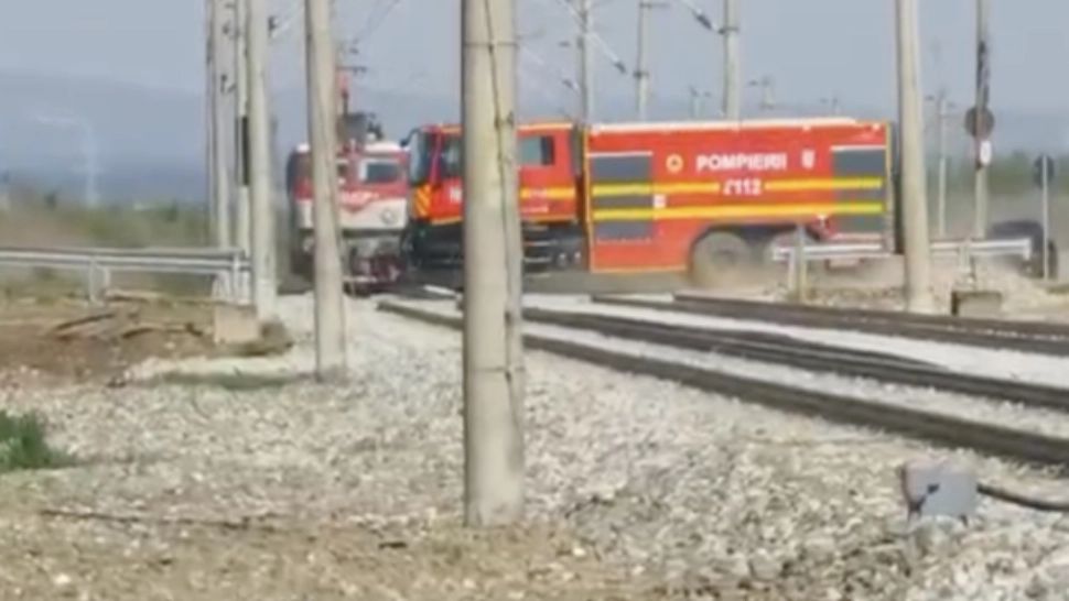 Tragedie de proporții evitată la milimetru! Mașină de pompieri, la un pas să fie spulberată de tren VIDEO