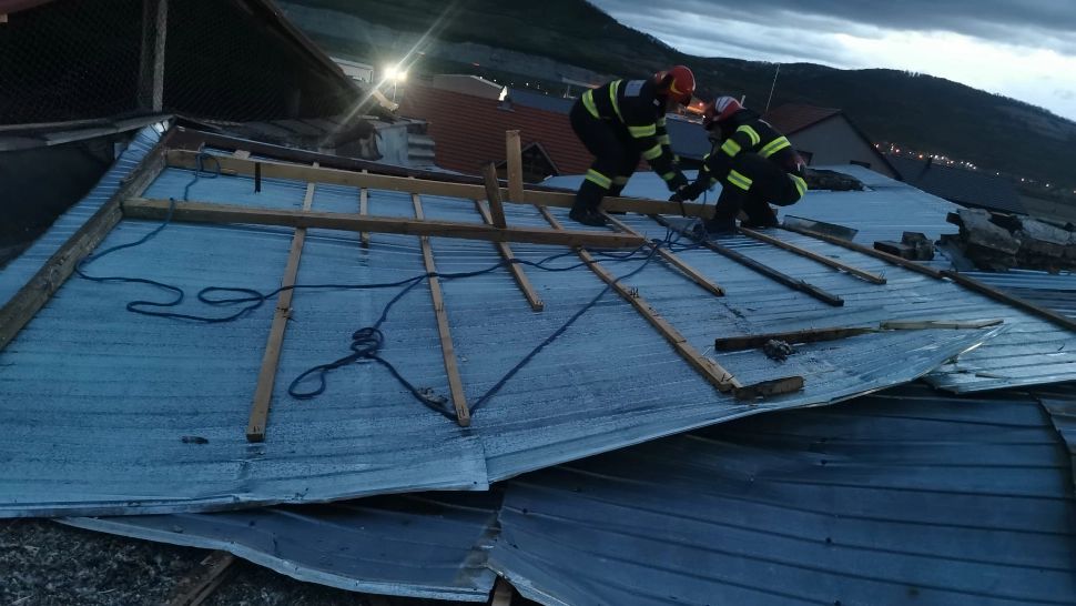 Vremea rea face prăpăd în țară: acoperișul unui bloc a fost smuls de vânt, mai mulți arbori au căzut pe carosabil