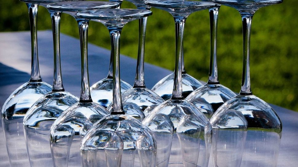 Truc inedit pentru a elimina mirosul urât din pahare. Lichidul secret care le face strălucitoare