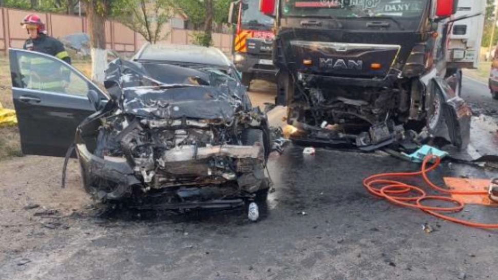 O femeie a adormit la volan şi a intrat cu mașina într-un TIR: mama ei, aflată în autoturism, a murit. Accident cumplit în județul Galați