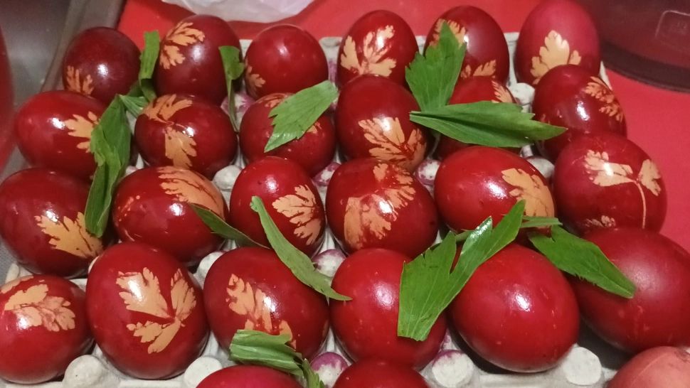 Gospodinele care preferă să vopsească ouăle acasă prin metode tradiționale