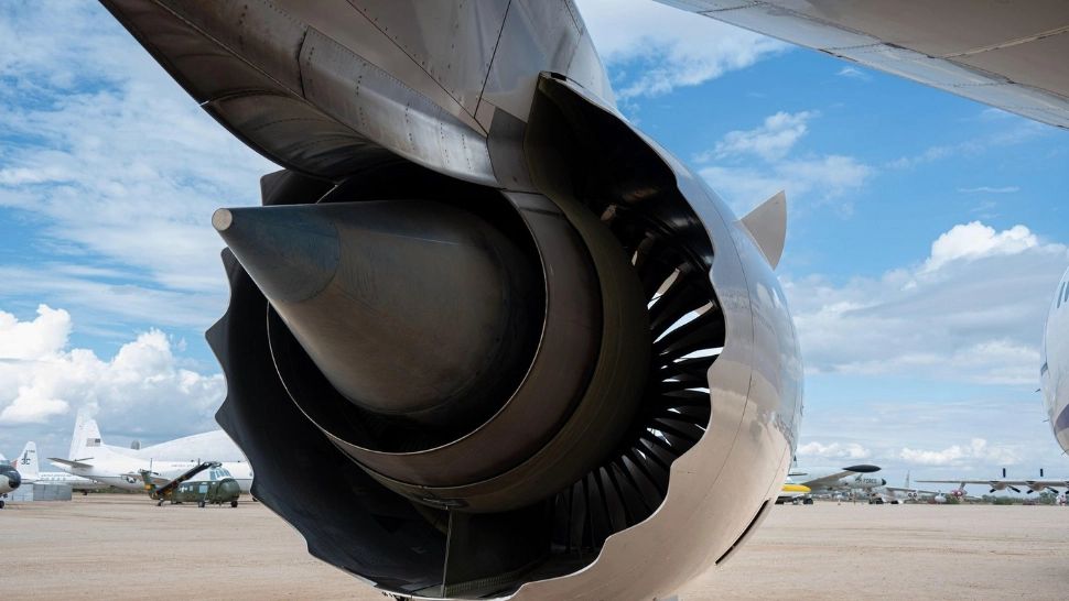 Un pasager a murit după ce a fost aspirat de motorul unui avion. Clipe șocante la bord