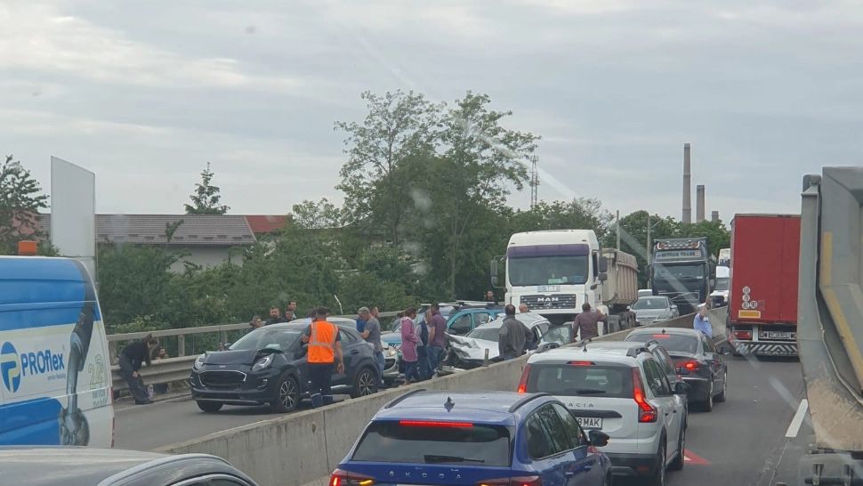 Accident în lanţ pe DN 1, la Bărcăneşti. Trafic blocat şi deviat pe sensul spre Bucureşti - FOTO