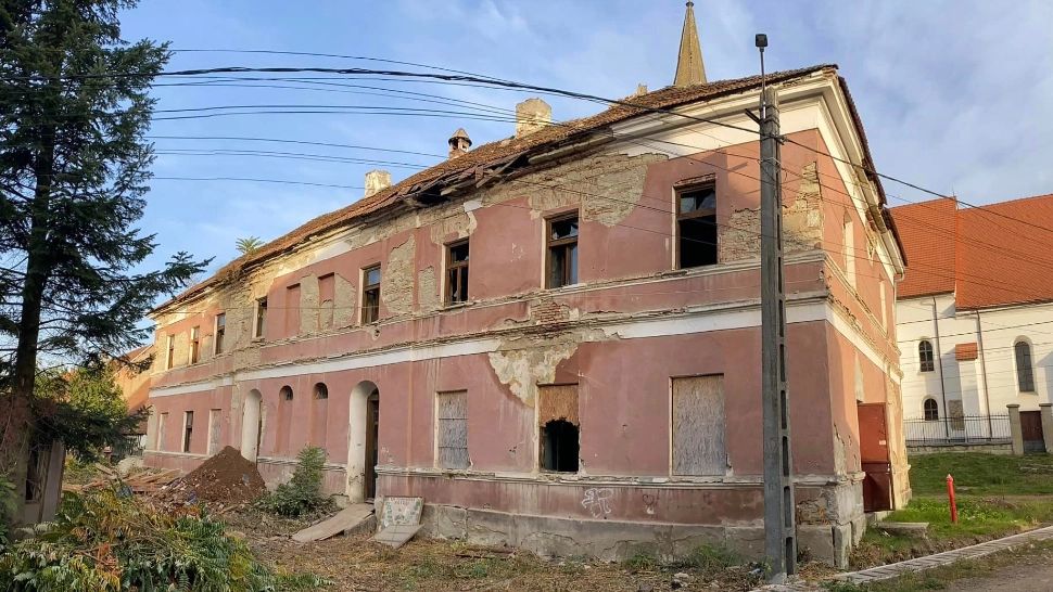 Descoperire macabră în Bistriţa-Năsăud: Rămăşiţe umane găsite în planşeul unei foste şcoli din comuna Livezile