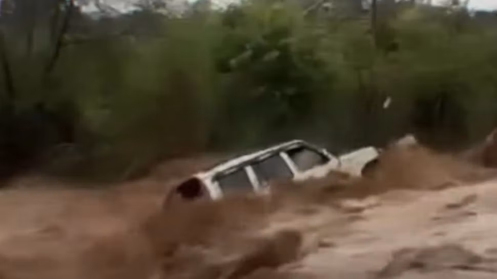 Alunecări de teren și ploi devastatoare în Indonezia. Imagini apocaliptice