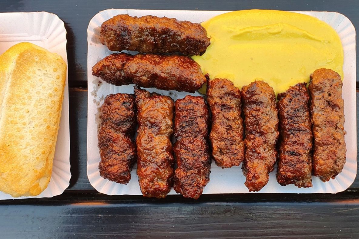 Câte calorii are preparatul „vedetă” de 1 mai. Ce spun medicii despre consumul de mici