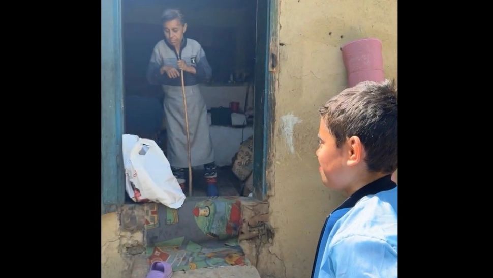 Fapte bune de sărbători: Copiii sărmani au primit haine și alimente cu sprijinul preotului Dan Damaschin