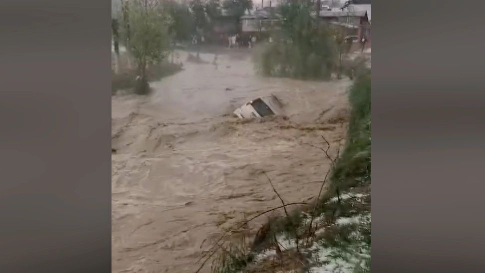 Vremea rea a făcut prăpăd în țară: Vijelii, grindină și ploi. Mai multe mașini au fost luate de o viitură