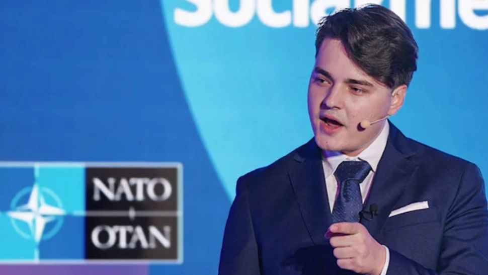 Vloggerul Selly a ținut undiscurs la NATO: "Fac parte dintr-o armată mai influentă decât NATO"