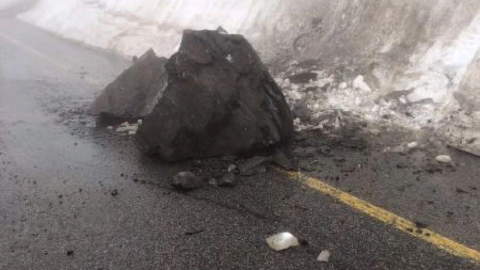 Transalpina rămâne închisă. Bucăți de stâncă au căzut pe șosea - VIDEO
