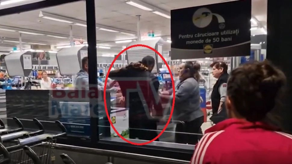 Bărbat, prins în timp ce încerca să fure cafea și ciocolată dintr-un supermarket din Maramureș. Angajații l-au imobilizat până la venirea poliției