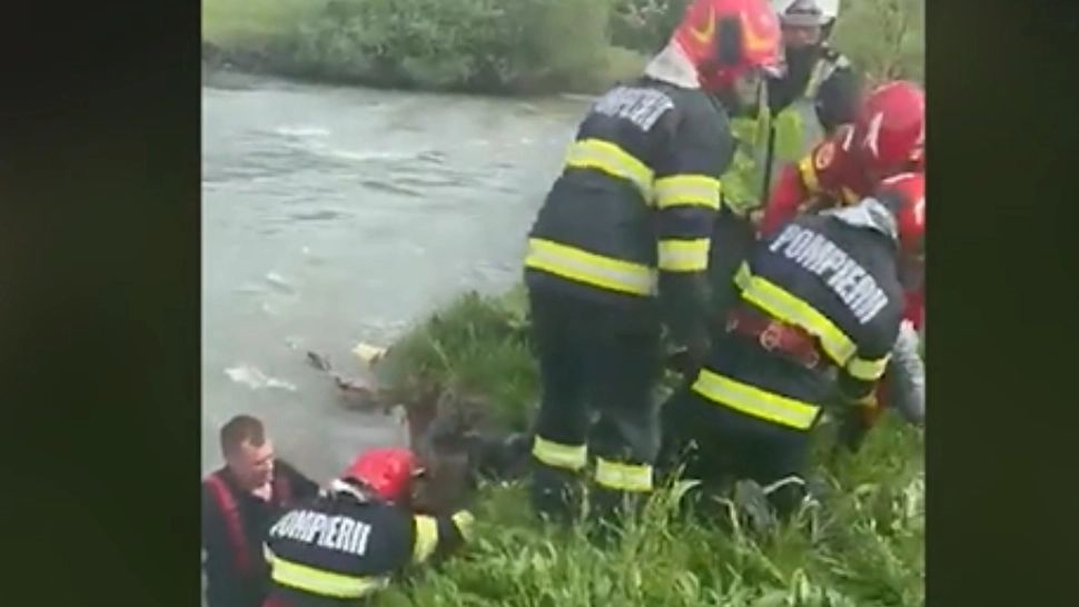 Un șofer a încercat să traverseze râul Bistrița cu mașina! Situație uluitoare 