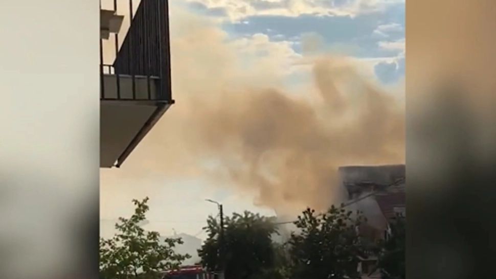 Casă în flăcări după ce a fost lovită de un trăsnet, la Baia Mare. Pompierii au intervenit cu mai multe autospeciale