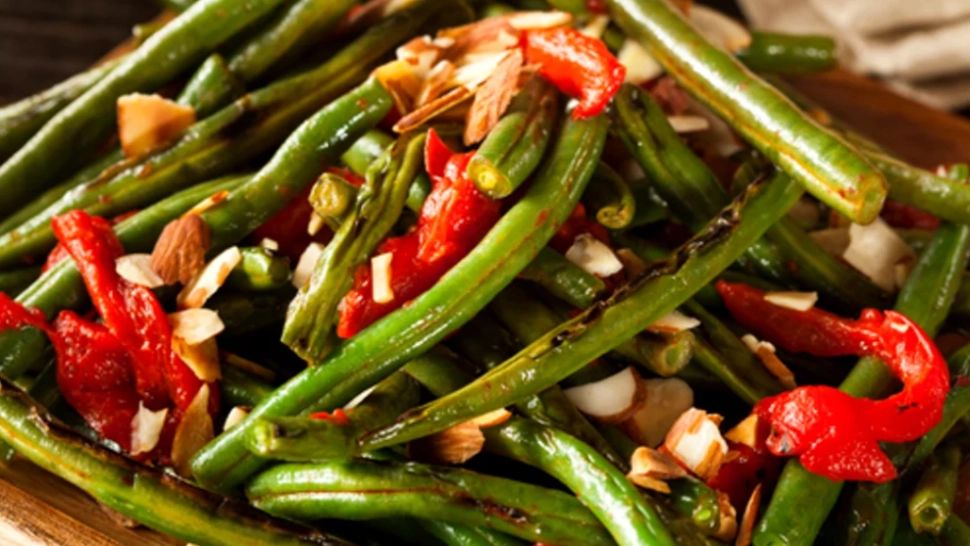 Deliciu de primăvară: mâncare de fasole verde cu usturoi, roșii și mărar. Rețeta, în doar câțiva pași simpli