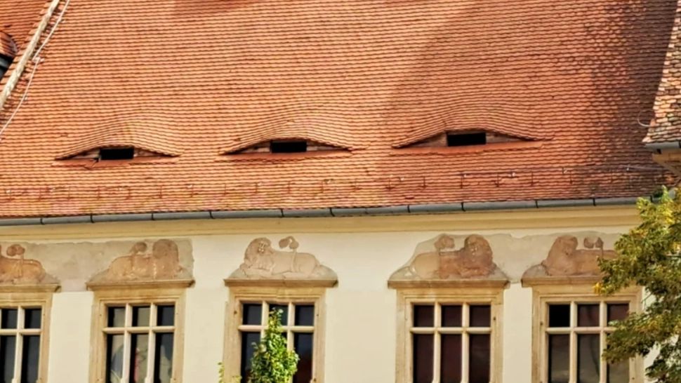 Orașul din România în care te simți privit din toate colțurile. Istoria "caselor cu ochi" din Transilvania, unice în lume