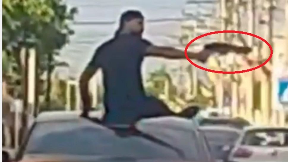 Doi bărbaţi, surprinși urcaţi pe plafonul unei maşini în mers, unul având o armă airsoft pe care o îndrepta către trecători! Scene șocante în trafic, la Turnu Măgurele