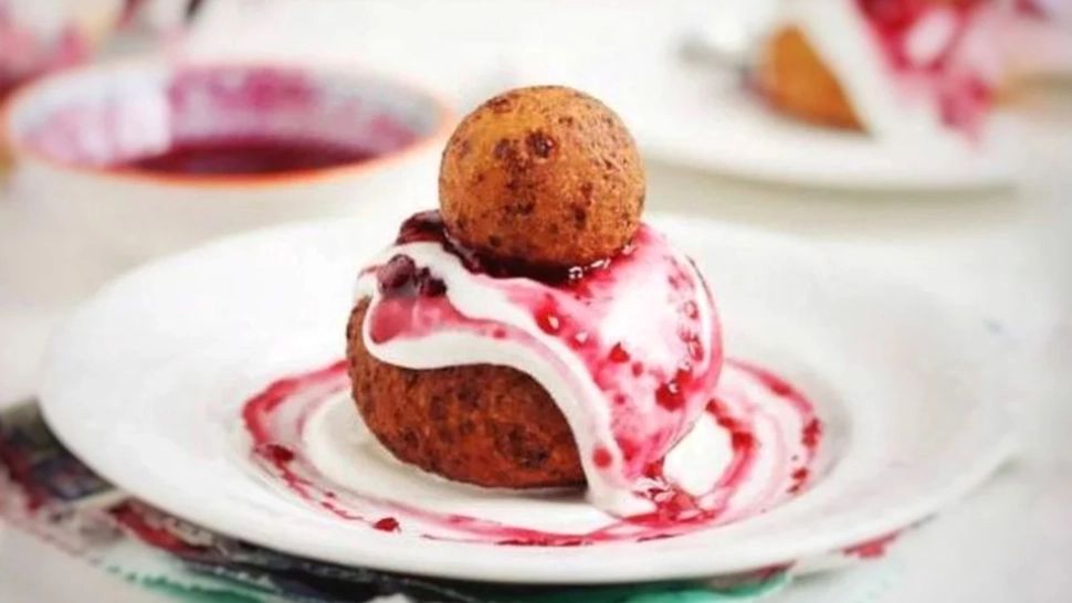 Desertul preferat al marilor pofticioși! Ingredientul secret pe care trebuie să-l adaugi în compoziția de la papanași pentru a ieși pufoși