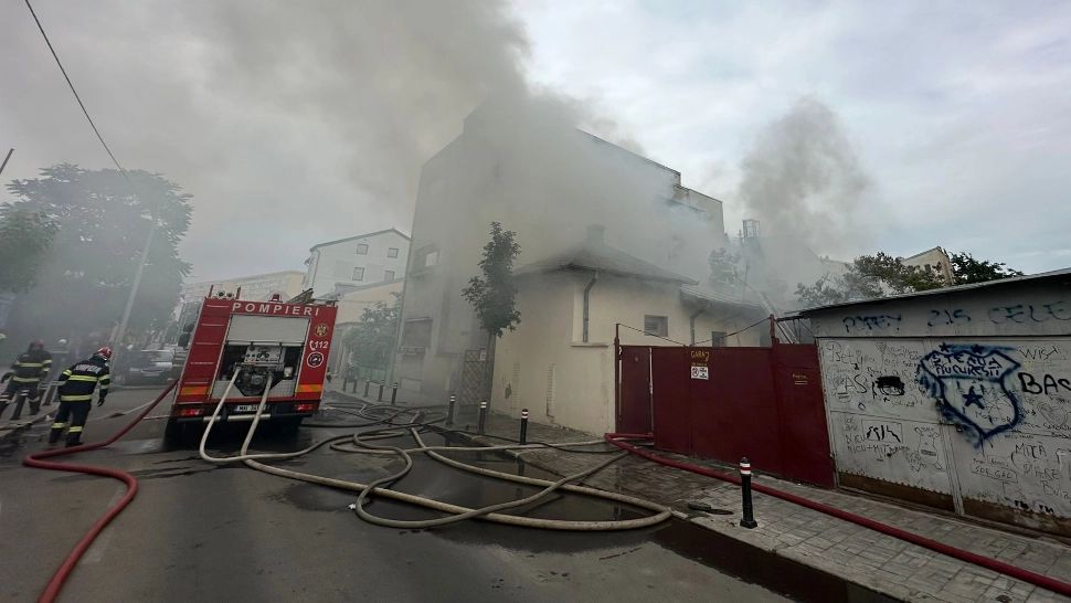 Incendiu la o casă în sectorul 2 din București. Pompierii intervin în forță