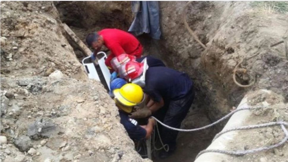 Un muncitor care lucra la o reţea de canalizare în Argeș, acoperit de un val de pământ