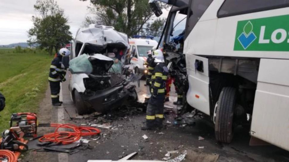 Accident grav în Râşnov. Impact devastator între un autobuz cu pasageri și o camionetă: un mort, 3 răniți. Circulația, blocată complet