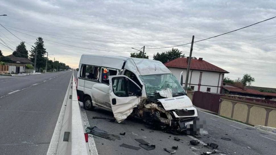 Accident grav în Dolj: Un microbuz s-a ciocnit cu o cisternă