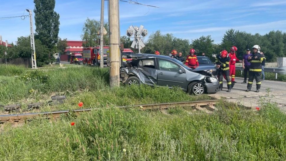 Accident grav la Târgu Frumos: O mașină a fost lovită de tren. Șoferul a scăpat miraculos cu doar câteva răni ușoare