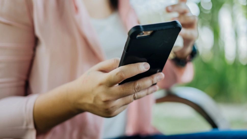 Noi alerte pe telefoanele mobile. Ce mesaje urmează să primească utilizatorii care se află în pericol