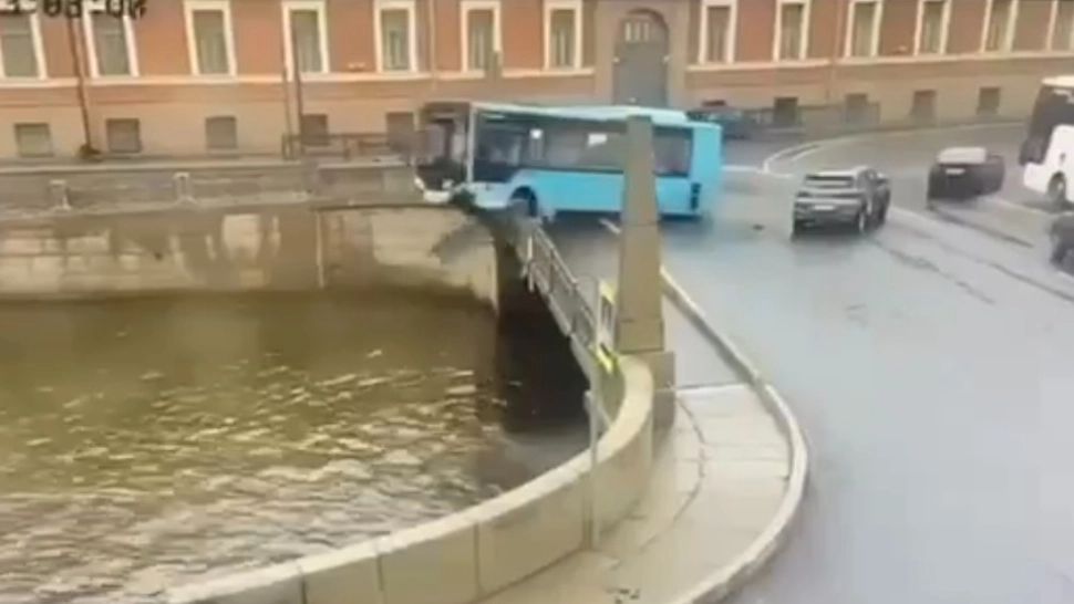 Un autobuz cu pasageri a căzut într-un râu din centrul orașului Sankt Petersburg: 3 morți, 6 răniți - VIDEO
