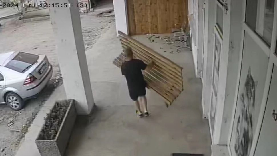 Caz halucinant, la Cluj. Un bărbat a furat o bancă, în Vinerea Mare VIDEO