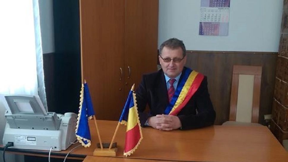 Primarul condamnat pentru pornografie infantilă a fost retras din cursa electorală. În locul său va candida soția