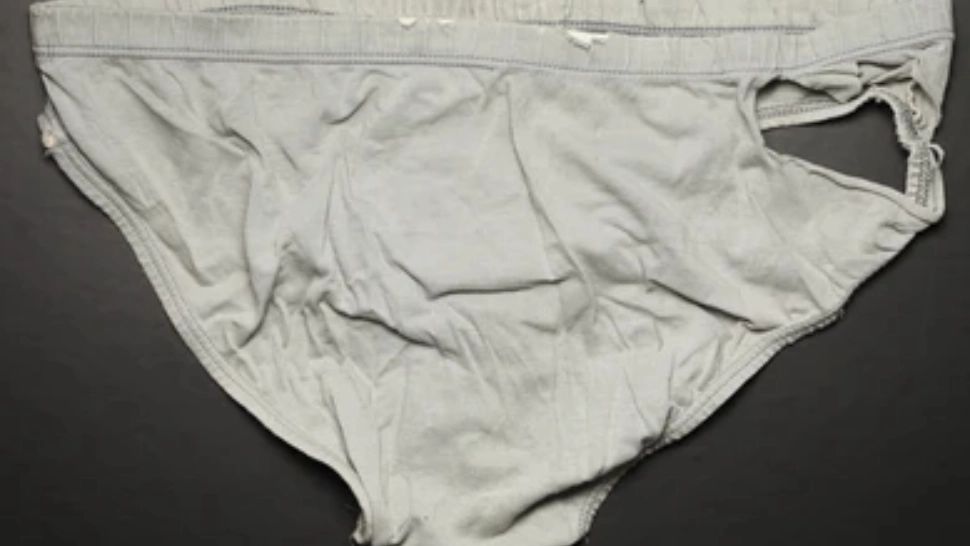 Chiloți murdari și rupți, prezentați de o casă de modă de fițe. Designerul spune că lenjeria zdrențuită simbolizează luptele tinerilor de azi