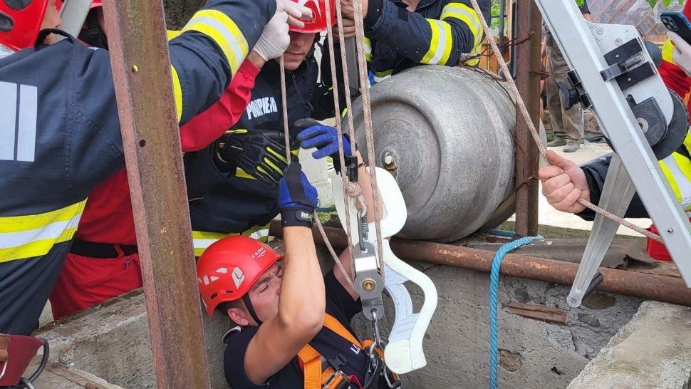 Alertă. Un copil a fost scos dintr-o fântână adâncă de aproape 20 de metri, după o intervenție contracronometru a pompierilor - FOTO
