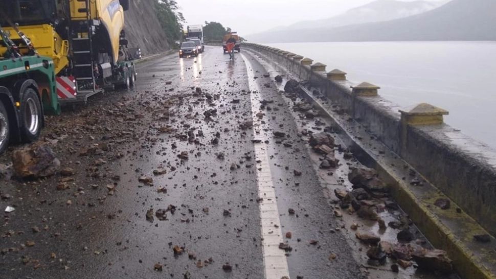 Vremea rea a făcut prăpăd în țară: drum blocat din cauza căderilor de piatră