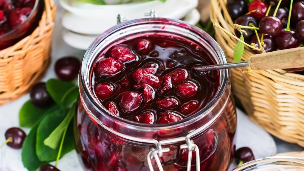 Ce să pui în dulceața de vișine pentru a obține cea mai potrivită consistență. O rețetă pe care NU trebuie să o ratezi!