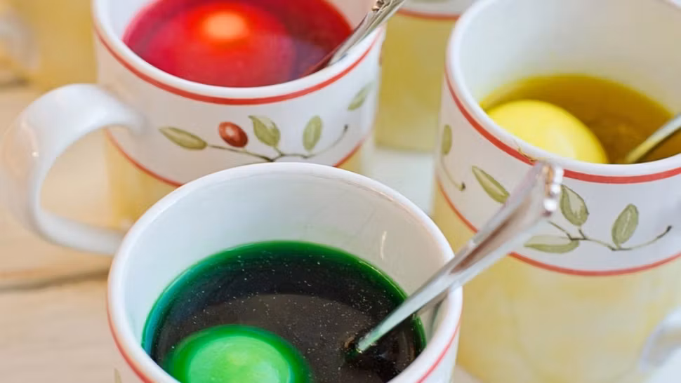 Cu ce se curăță vopseaua de ouă de pe mâini. Trucuri simple știute de gospodine