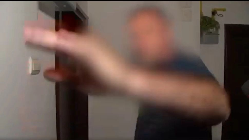 Cum sunt intimidați jurnaliștii Realitatea Plus la sediile generalilor Coldea și Dumbravă - VIDEO