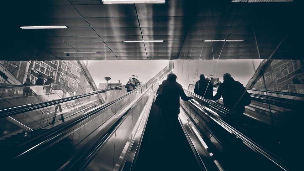 Panică la o gură de metrou din București. Un pasager a fost prins pe șine