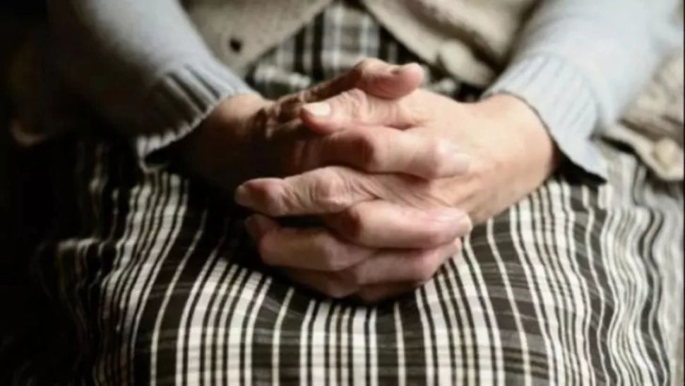 Mai mulți bătrâni, înșelați cu bani și bijuterii de un escroc, care i-a sunat din închisoare. Ce metodă a folosit