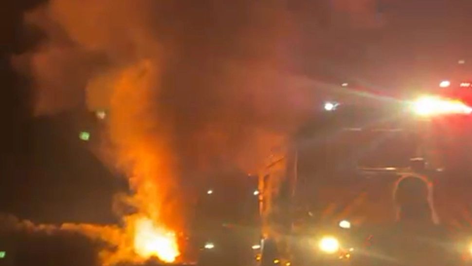 Camion in flăcări pe autostradă, în apropiere de București. Pericol de explozie - VIDEO