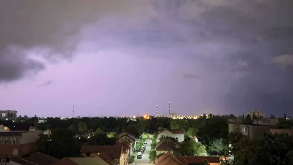 Fenomen meteo rar, la Arad: Furtună cu fulgere roz! Spectacol pe cer - VIDEO