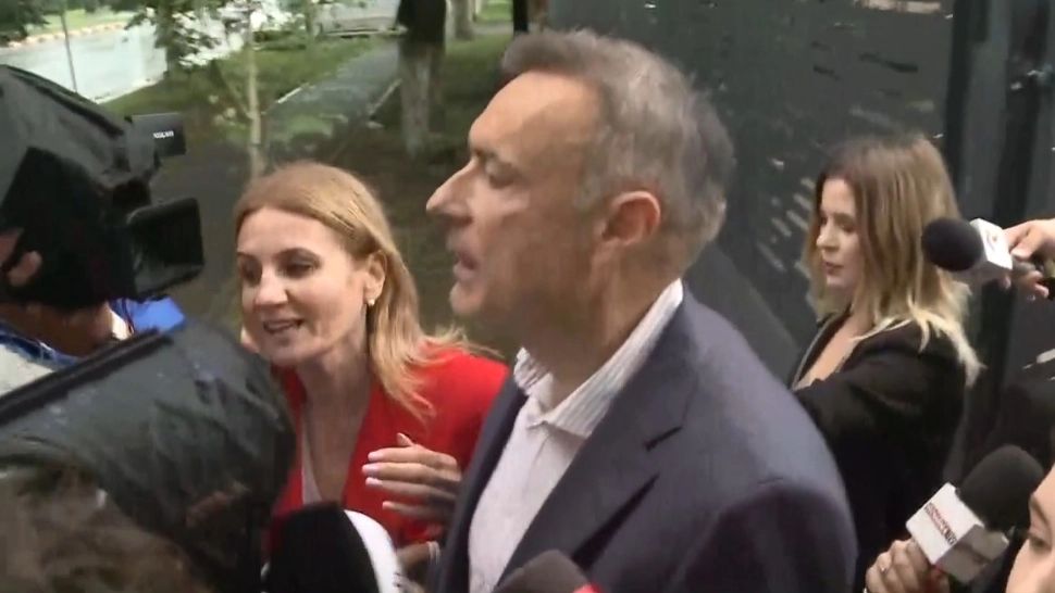 Jurnaliștii statului paralel au atacat, din nou, postul Realitatea. Cine sunt cei care au făcut scut în jurul lui Coldea