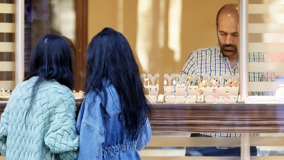 Magazin de bijuterii, jefuit în timp record în plină zi. Prejudiciu de sute de mii de euro