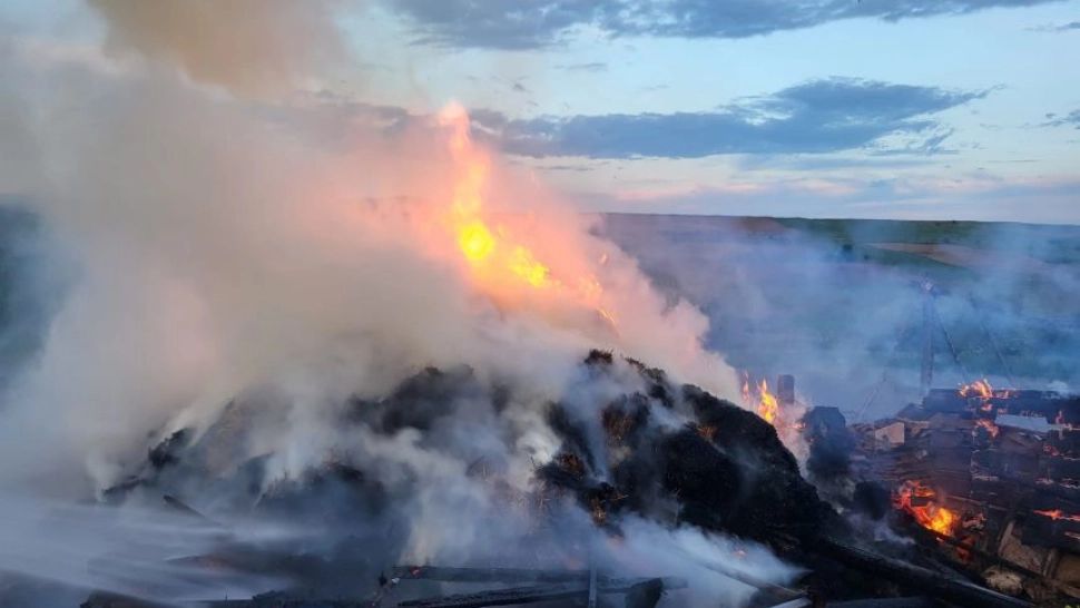 Un băiat de 6 ani din Botoșani a dat foc furajelor din gospodăria bunicilor. Incendiu de proporții, o femeie a suferit un atac de panică